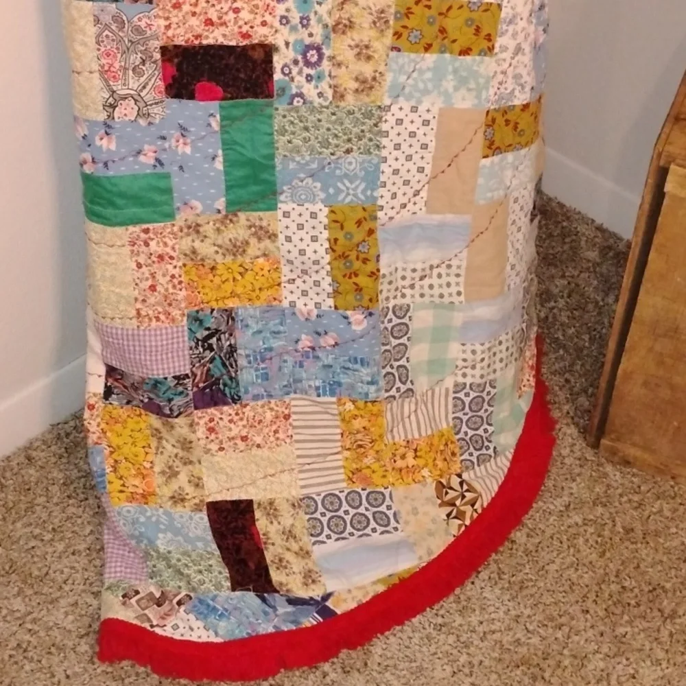 Vintage Round Handmade Patchwork Fringe Quilt Throw/Tablecloth/ Decor 72x72 - Picture 3 of 9